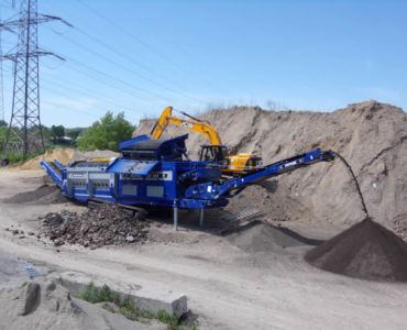 mobile trommel screen working on topsoil